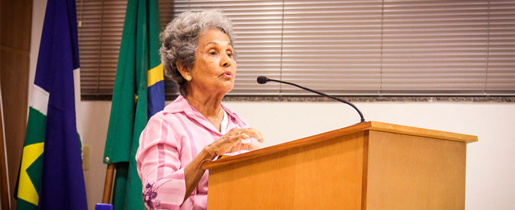 A Acad. Nilza Queiroz Freire declamou a poesia “O MEU NOME É MULHER”